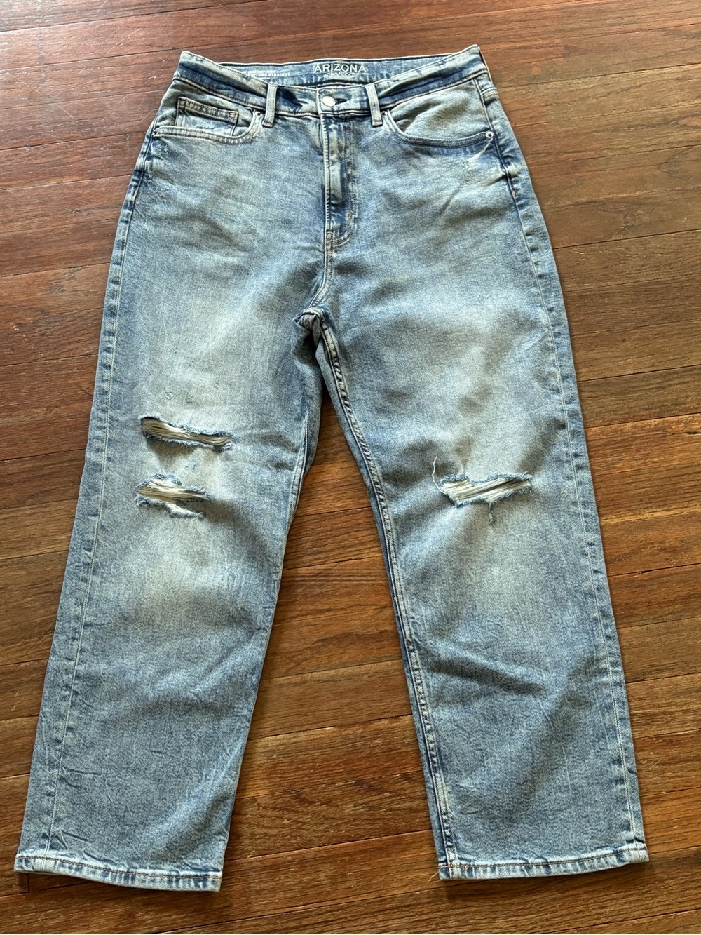 Arizona Jean Company Men’s Washed Light Blue Relaxed Jeans with Knee Rips